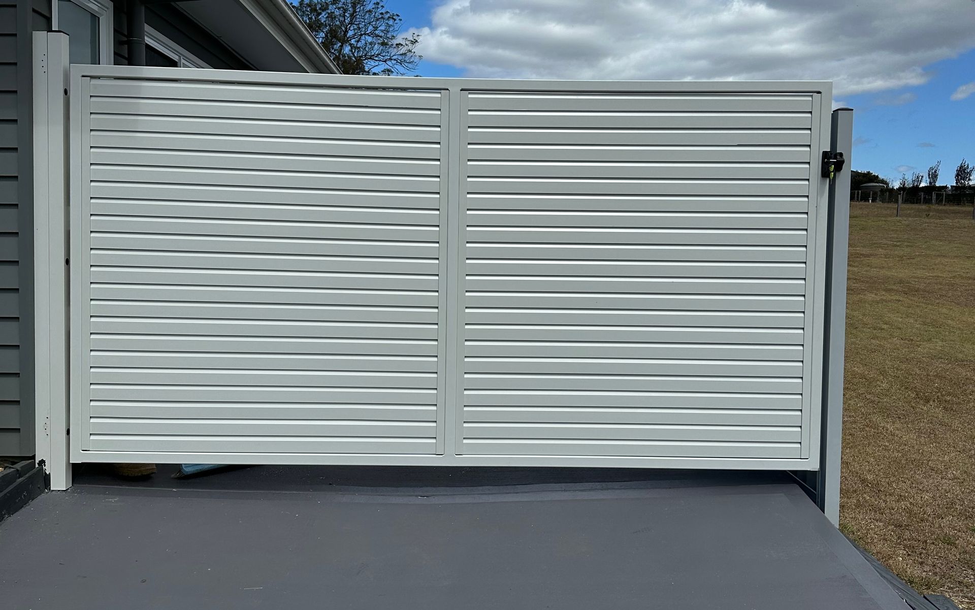 Aluminium louvre slatted gate — Mid Coast Boundary Fencing, NSW